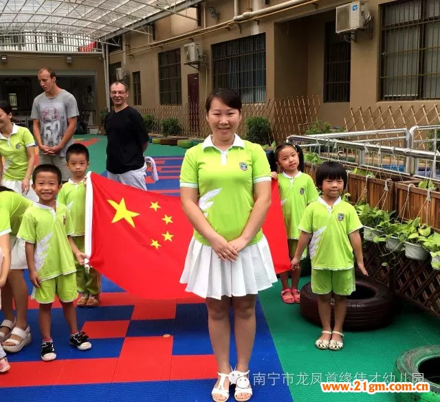 廣西南寧龍鳳首緣偉才幼兒園：開學(xué)日，升旗禮