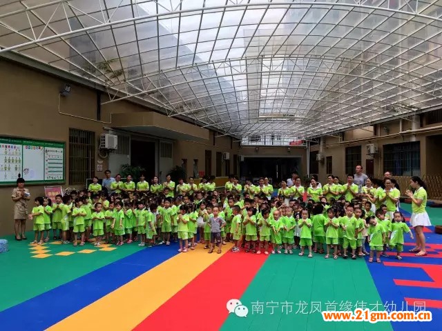廣西南寧龍鳳首緣偉才幼兒園：開學(xué)日，升旗禮