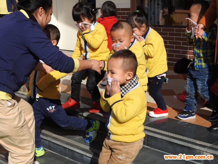 貴州松桃鴻合偉才幼兒園消防演習活動