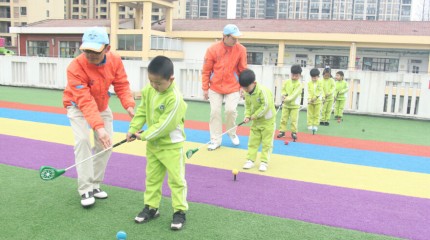 湖北仙桃和合偉才幼兒園：高爾夫戶外生態課程開桿了！