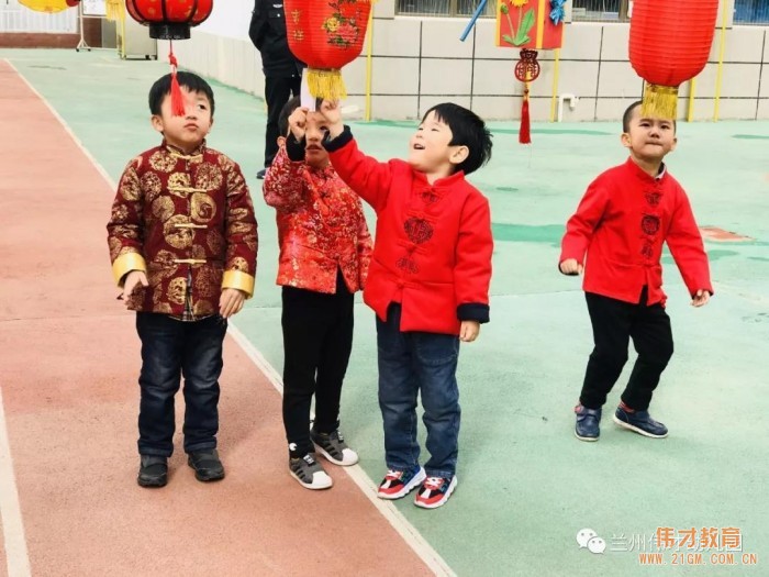 甘肅蘭州格蘭綠都偉才幼兒園:正月十五花燈展 大家齊樂(lè)慶元宵