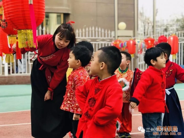 甘肅蘭州格蘭綠都偉才幼兒園:正月十五花燈展 大家齊樂(lè)慶元宵