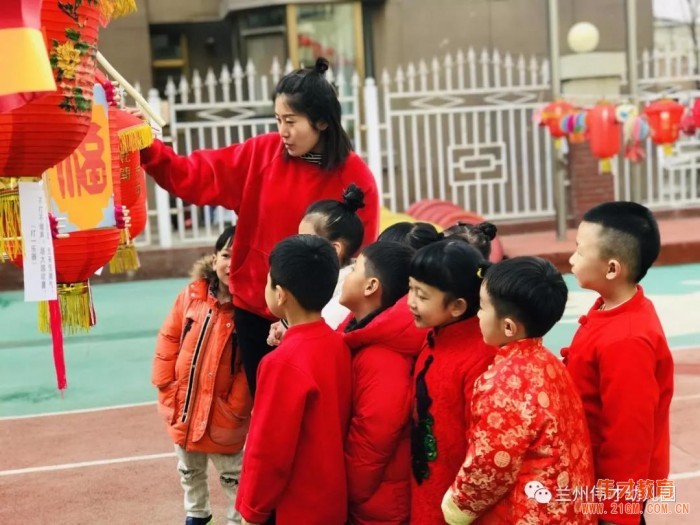 甘肅蘭州格蘭綠都偉才幼兒園:正月十五花燈展 大家齊樂(lè)慶元宵