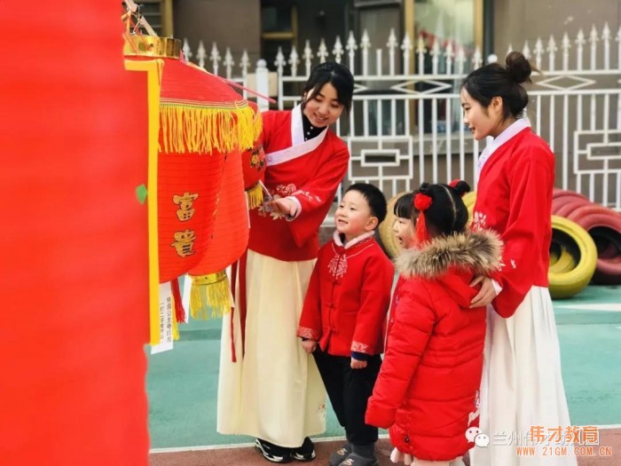 甘肅蘭州格蘭綠都偉才幼兒園:正月十五花燈展 大家齊樂(lè)慶元宵
