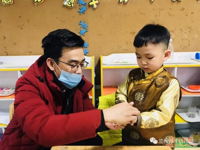 甘肅蘭州格蘭綠都偉才幼兒園:正月十五花燈展 大家齊樂(lè)慶元宵