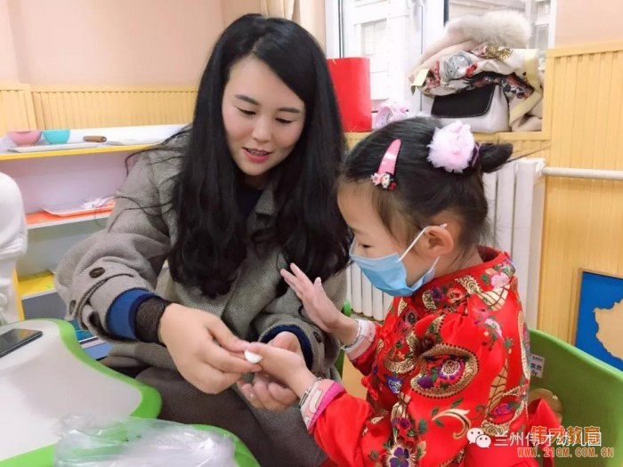 甘肅蘭州格蘭綠都偉才幼兒園:正月十五花燈展 大家齊樂(lè)慶元宵