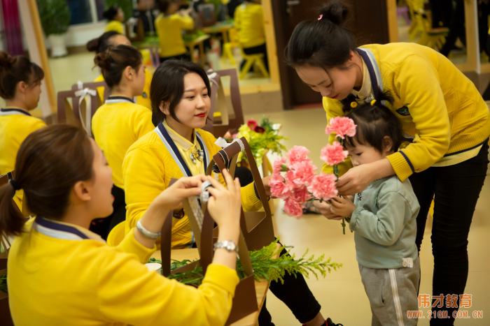 插花品鑒馥郁傳香——吉林延邊偉才幼兒園女神節花藝活動