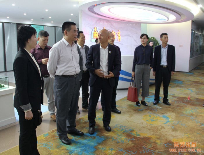 廣西省桂平市人大常委會主任李健龍一行領導蒞臨偉才教育參觀交流